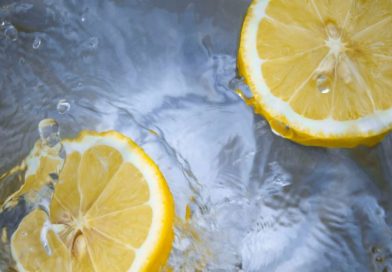 No solo ayuda a la digestión: los 4 beneficios a la salud de tomar jugo de limón