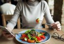Por qué es un riesgo para la salud mirar el celular mientras se come