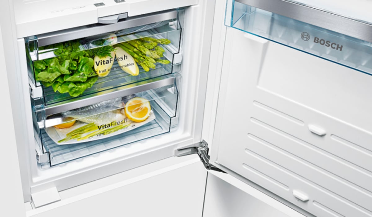 La acumulación de hielo puede ser causada por un sellado inadecuado de la puerta, que permite la entrada continua de aire húmedo. (Bosch)