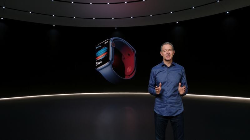 El jefe de operaciones de Apple Jeff Williams presentando el Apple Watch Series 6 durante un evento especial de la compañía en Cupertino, California. (Apple)