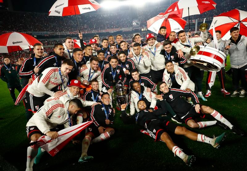Los jugadores de River Plate celebran con el trofeo el título de la Liga de Argentina (REUTERS/Agustin Marcarian)