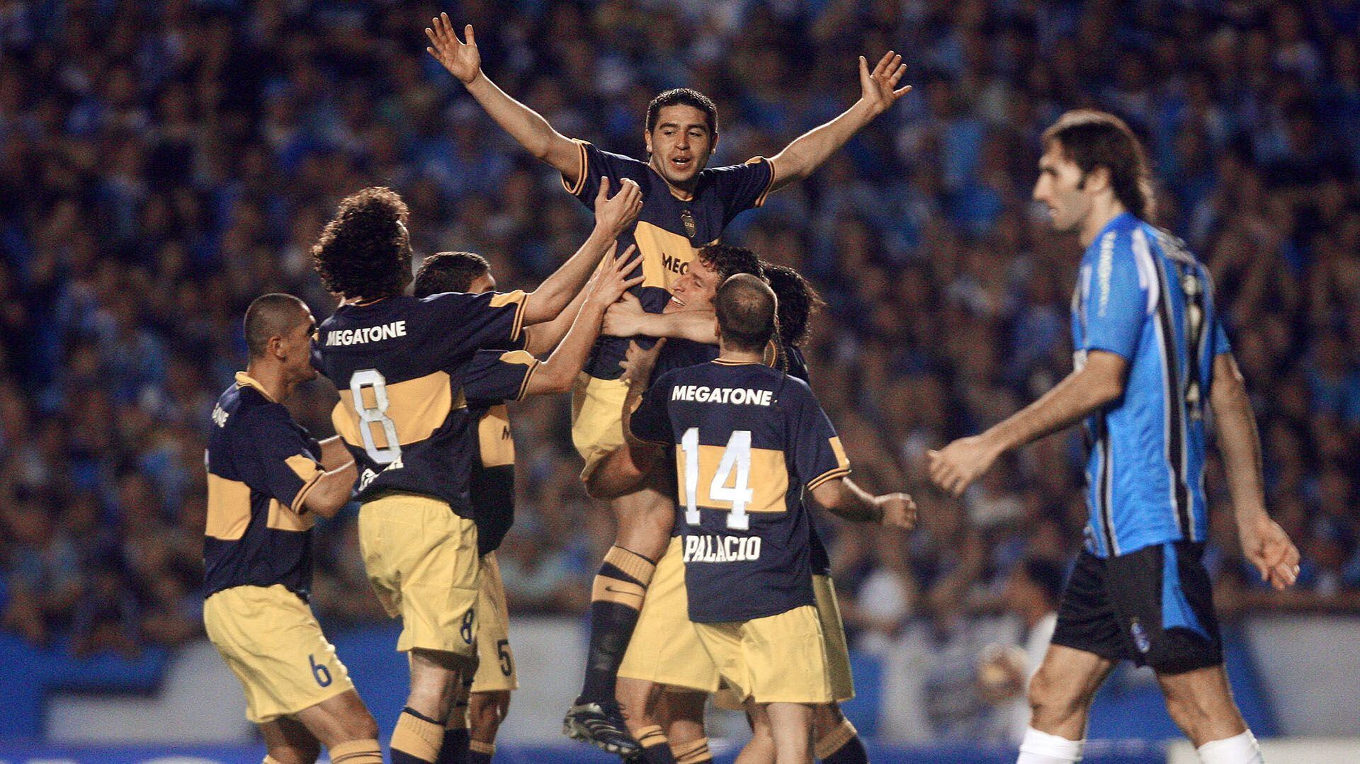 Juan Román Riquelme celebrando la victoria de la Copa Libertadores 2007 frente a Gremio