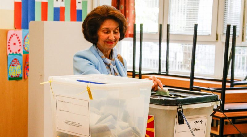 Siljanovska-Davkova gana la segunda vuelta de las presidenciales en Macedonia del Norte